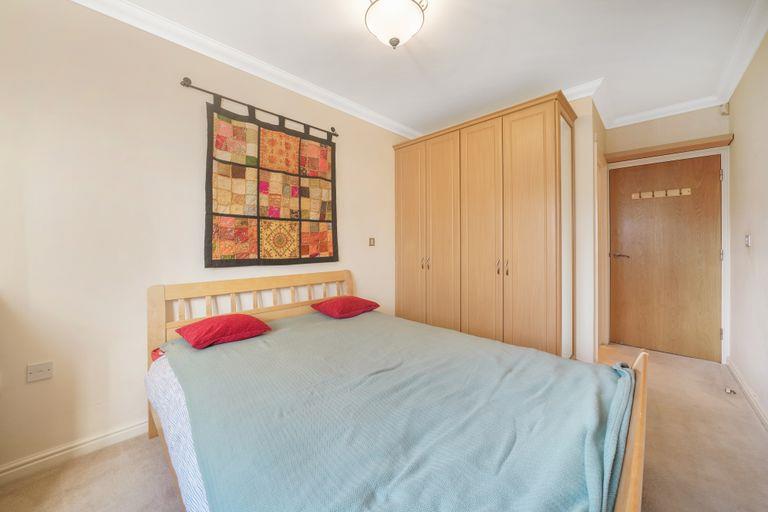 2 bed property in 15 Etchingham Park Road, Finchley